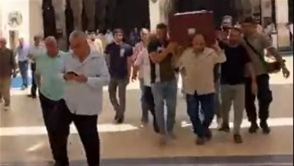 حسام حبيب يتغيب عن جنازة عمه وصل منذ قليل جثمان عم الفنان حسام حبيب، إلى مسجد الصديق، بمساكن شيراتون، لبدء صلاة الجنازة عقب صلاة الظهر، وذلك بعد