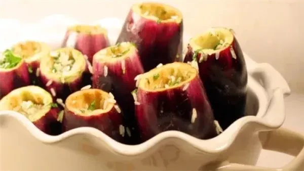 من المطبخ اللبناني.. طريقة عمل محشي الباذنجان بالأرز واللحم المفرومتعتبر طريقة عمل محشي الباذنجان بالأرز واللحم المفروم، من وصفات المطبخ اللبناني، ويمكن تحضيرها في المنزل بسهولة وب