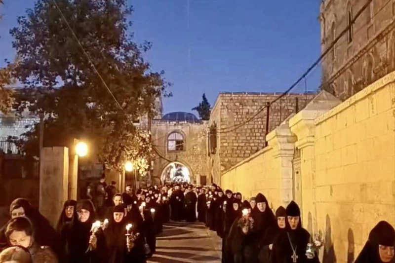 بالزي الكهنوتي.. موكب قبطي لنقل أيقونة العذراء إلى كنيستها بجسمانية القدس (صور) شارك المئات من الأقباط يتقدمهم رجال الدين الكهنوتي مرتدين الزى الكهنوتى، فجر الأحد، في موكب نقل أيقو