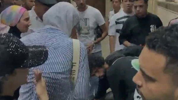 بعد الحكم بحبسه 6 أشهر.. زوجة عصام صاصا تصرخ وتسقط أرضا.. فيديو حصل موقع افاق عربية، على مقطع فيديو جديد لزوجة مطرب المهرجانات عصام صاصا، وهي منهارة