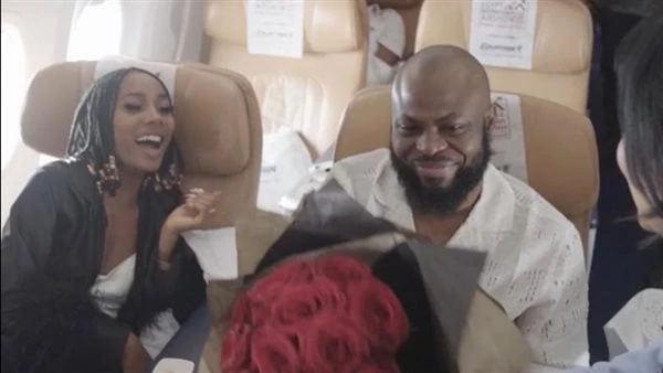 راكب نيجيري يطلب الزواج من حبيبته داخل طائرة مصر للطيران.. شاهدفوق 40 ألف قدم بين السحاب، وعلى متن الرحلة القادمة من لاجوس إلى القاهرة، حققت مصر