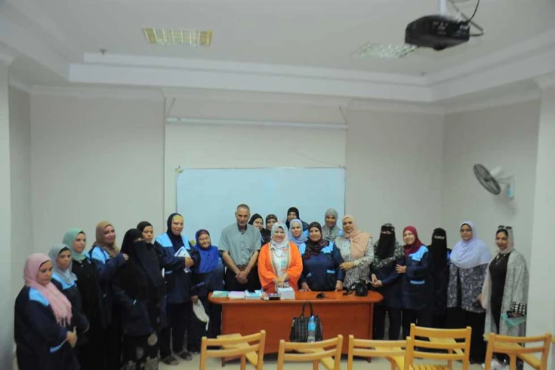 افتتاح فصل لمحو أمية العاملات بجامعة كفر الشيخ افتتحت جامعة كفر الشيخ فصل لمحو أمية العاملات في إطار مبادرة مؤسسة بلا أمية تنفيذا لرؤية مصر 2030، بالتعاون مع الهيئة القومية لتعليم 