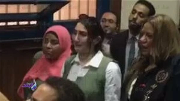 انهيار زوجة عصام صاصا داخل المحكمة.. والمطرب يرد: متقلقوش.. فيديو خاص حصل موقع افاق عربية، على مقطع فيديو جديد لزوجة مطرب المهرجانات عصام صاصا، وهي