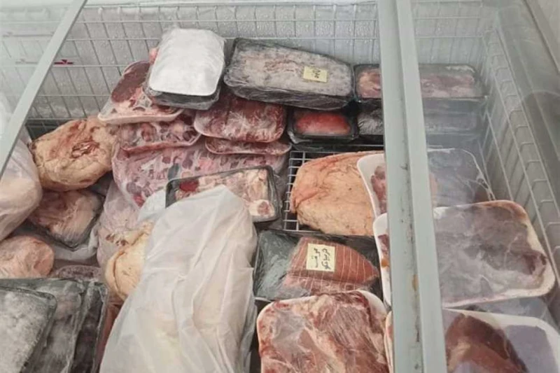 لحوم فاسدة بالعجوزة والطالبية.. ضبط 14 طن غير صالحة للاستخدام الآدمي خلال حملات تموينية بمحافظة الجيزة أعلن المركز الإعلامي لمحافظة الجيزة، عن قيام