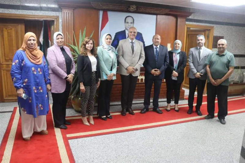 محافظ القليوبية والمنسق العام يتابعان المرحلة الثالثة من مبادرة المشروعات الخضراء والذكية استقبل المهندس ايمن عطية، محافظ القليوبية، بمكتبه بديوان