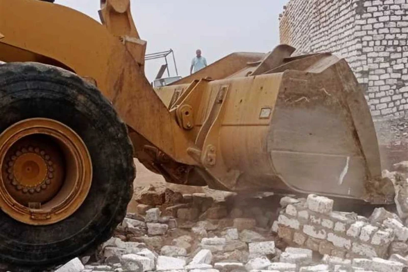 إزالة 8 حالات تعدي علي أراضي الدولة في أسوان قامت الوحدة المحلية لمركز ومدينة أسوان اليوم الأحد، بإزالة 8 حالات تعدي على أراضي أملاك الدولة بمساحة