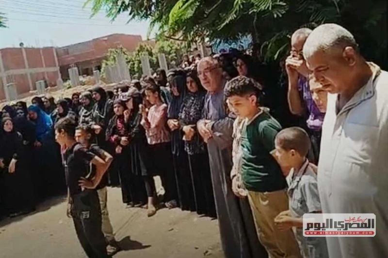 بعد 11 يوما من البحث عنها.. تشييع جثمان فتاة لقيت مصرعها غرقا في الغربية شييع الآلاف من أهالي قرية زفتي التابعة لمحافظة الغربية جثمان فتاة لقيت