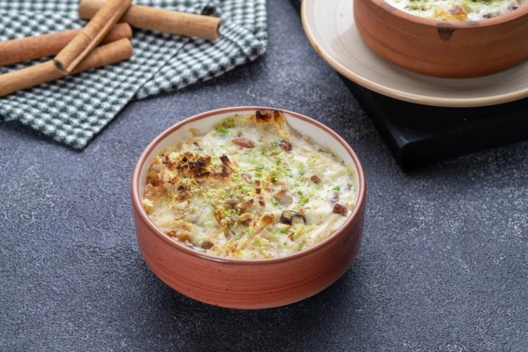 طريقة عمل أم على.. حلوى تقليدية بنكهة مميزة أم علي هي حلوى تقليدية مصرية تعتبر من الحلويات الشرقية الشهيرة في العالم العربي. تتكون بشكل أساسي من