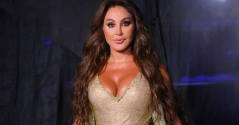 إليسا ترفع الكوفية الفلس طينية والعلم الللبناني في السويد وتبكي متأثرة أمام الحضور تعرف على التالي إليسا ترفع الكوفية الفلس طينية والعلم الللبناني في