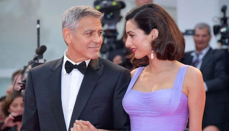 قبلة حميمة بين جورج كلوني وأمل علم الدين تنفي الإشاعات (صور)دحض الثنائي جورج وأمل كلوني الإشاعات حول تدهور علاقتهما، بعدما شوهدا معا في أجواء رومنسية