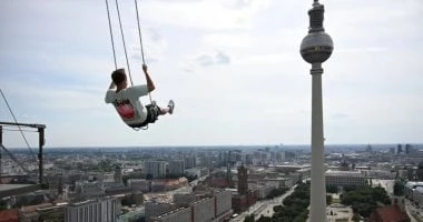 لو بتحب المغامرة.. برلين تتيح تجربة أعلى أرجوحة فى أوروبا مقابل 20 يورو فيديو المرأة والمنوعات شاهد المقال التالي من صحافة مصر عن لو بتحب المغامرة برلين تتيح تجربة أعلى أرجوحة فى أ