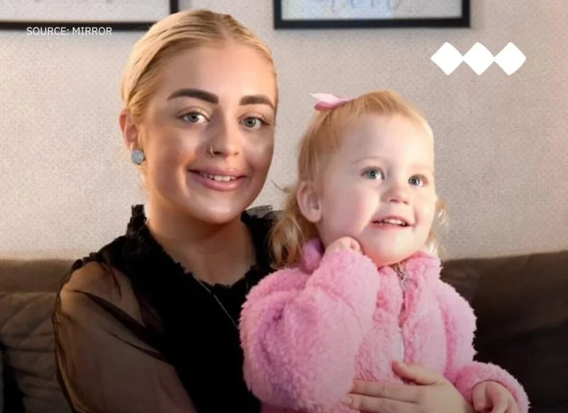 الطفلة دي بتاكل جدران البيتطلبت الأم جوردانا تايت(25 عاما) تشخيص مرض ابنتها، التي تأكل جدران غرفتها، وأجهزة التحكم عن بعد، وبعض قطع الأثاث