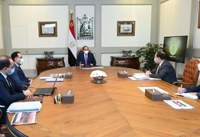 الرئيس السيسي يوجه بمواصلة تكثيف جهود الحد من التضخم وضمان توافر السلع اجتمع الرئيس عبد الفتاح السيسي، اليوم، مع الدكتور مصطفى مدبولي رئيس مجلس الوزراء، وأحمد كجوك وزير المالية، وذ