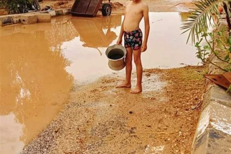 مياه الأمطار تغرق 6 منازل للمواطنين في درب الأربعين في الوادي الجديد (صور) تأثر 6 منازل للمواطنين فى منطقة درب الأربعين فى الوادى الجديد من مياه الأمطار ،وسارعت الأسر فى نقل الأثاث