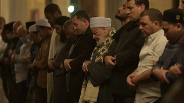 حكم الصلاة بالنعال.. هل تعتبر جائزة شرعا ولا تبطل؟ورد إلى دار الإفتاء المصرية، سؤال يقول (سائل رأى بعينيه إماما يأمر المؤتمين به أن يصلوا صلاة