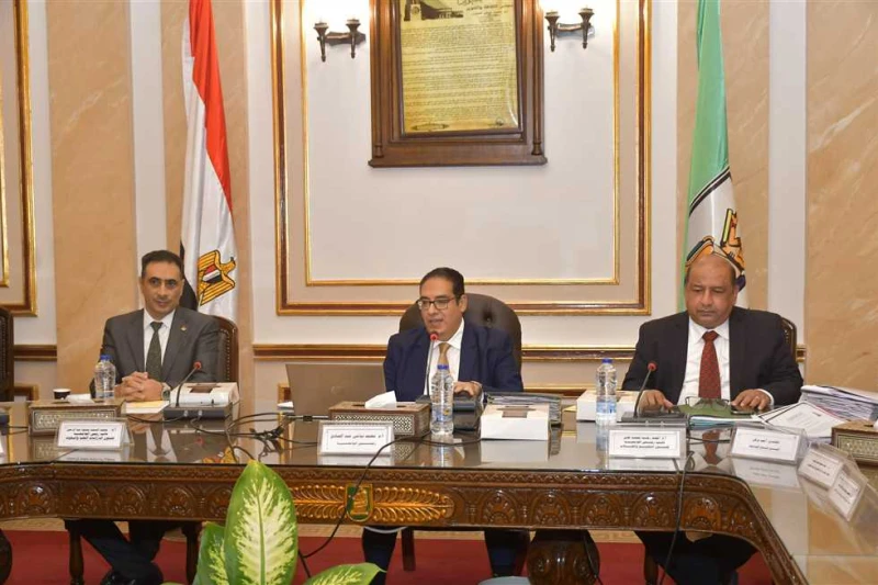 رئيس جامعة القاهرة يناقش خطة الاستعداد للعام الدراسي الجديد (التفاصيل) في أول اجتماع برئاسة الدكتور محمد سامى عبدالصادق، رئيس جامعة القاهرة، وبحضور