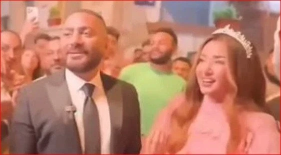 حقيقة خطوبة تامر حسني وهنا الزاهد في ري ستارت.. ما القصة؟تصدر الفنان تامر حسني، وهنا الزاهد، تريند مواقع التواصل الاجتماعي، وذلك بعد انتشار مقطع فيديو وهي ترتدي فستانا أشبه بفساتين
