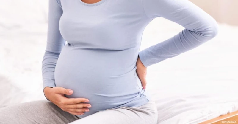 أسباب وعلاج آلام الظهر أثناء الحمل.آلام الظهر أمر شائع وينتشر بين الحوامل بنسبة كبيرة خلال مراحل الحمل النصف الأول، الثاني، الثالث وإن كانت العادة أن