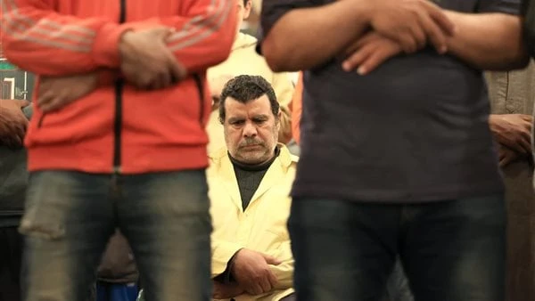 المبالغة في فتح الأرجل أثناء الوقوف في صلاة الجماعة.. تعرف على الحكمورد إلى دار الإفتاء المصرية، سؤال يقول (ما حكم الشرع فيما يفعله بعض المصلين من المبالغة بفتح أرجلهم بطريقة غير ل