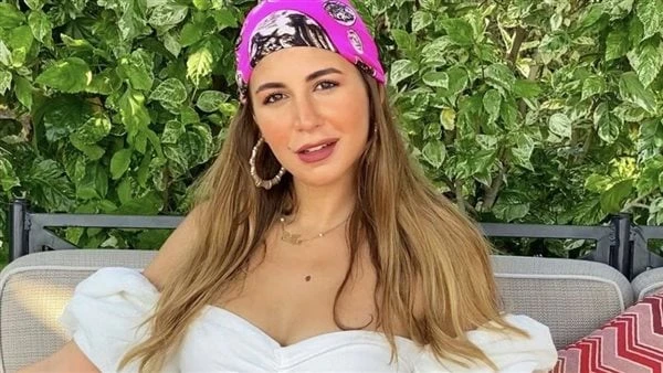 جريئة وعلى الموضة ملك قورة تخطف الأنظار بهذه الملابسحرصت الفنانة ملك قورة على مشاركة متابعيها عبر حسابها الرسمي على موقع تبادل الصور والفيديوهات