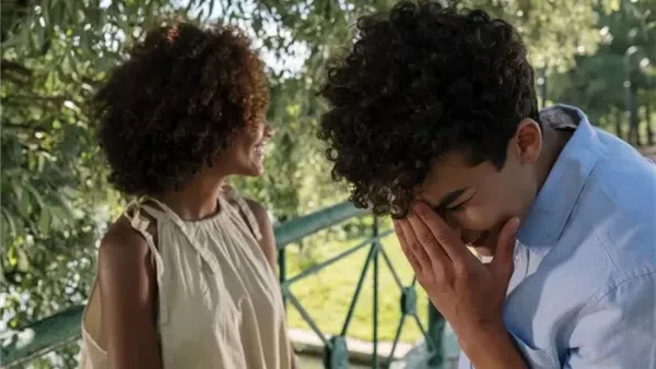 الخطيب الخجول .. كيفية التعامل معه وطرق التغلب على الخجلالخطيب الخجول مشكلة توجة بعض الفتيات صعوبة فى التعامل معه،فإذا كنت من ضمن هؤلاء عليك أن تتذكري أن الخجل شعور طبيعي يمكن التغ