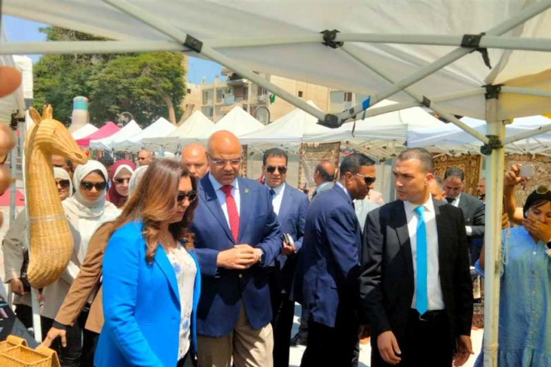 وزيرة التنمية المحلية تفتتح معرض أيادي مصرية في بنها افتتحت الدكتورة منال عوض وزيرة التنمية المحلية اليوم السبت، معرض أيادي مصرية بكورنيش النيل