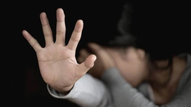 بتخرج كتير من البيت.. أب يقتل ابنته 14 عاما بعد وصلة تعذيب في عين شمس ألقت الأجهزة الأمنية بالقاهرة القبض على ميكانيكي متهم بإنهاء حياة ابنته لتركها المنزل وهروبها منه وعلي الفرو ت