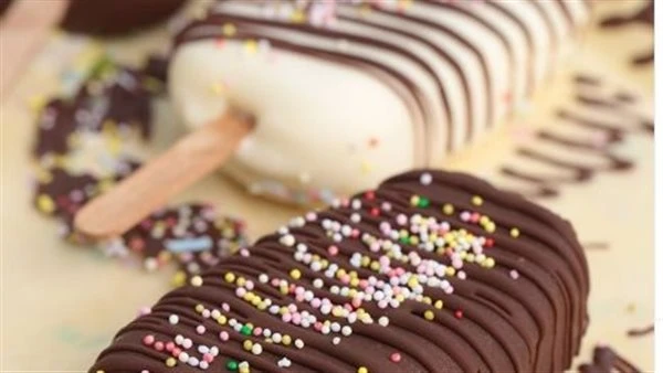 طريقة عمل آيس كريم شوكو بار.. أحلى من الجاهزآيس كريم شوكو بار من الحلويات التي يعشق تناولها الكثير من الأشخاص، مما يدفع البعض إلي شرائه من المحلات و الأسواق.كشفت الشيف منال العالم،