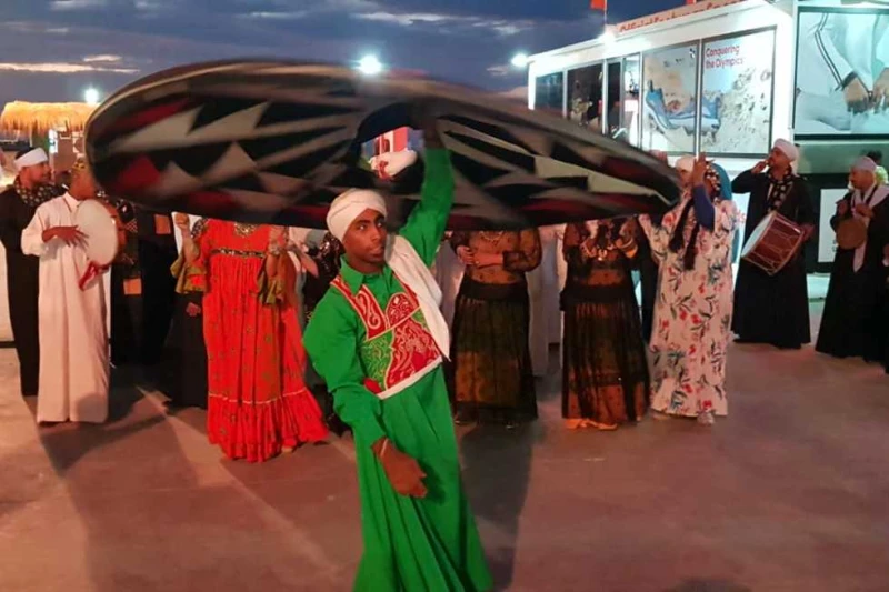 فلكلور شرقاوي وبحري وعروض التنورة والنيل في ختام مهرجان العلمين اختتمت الهيئة العامة لقصور الثقافة اليوم السبت، عروضها الفنية في الدورة الثانية من مهرجان العلمين، ضمن برنامج وزارة