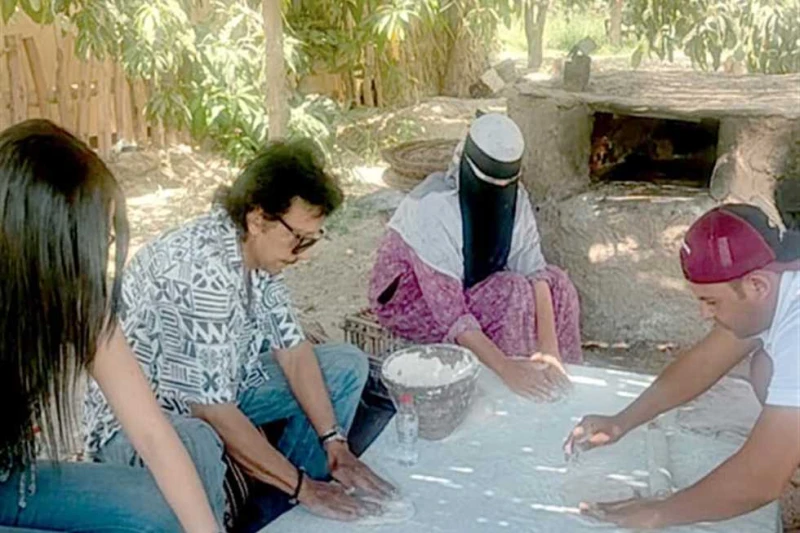 يوسف منصور يروج للسياحة من قلب حدائق المانجو فى الإسماعيلية وسط أجواء حماسية عاش النجم السينمائى يوسف منصور يوما كاملا داخل جناين المانجة بالإسماعيلية، لمعايشة الريف المصرى، فى إطا