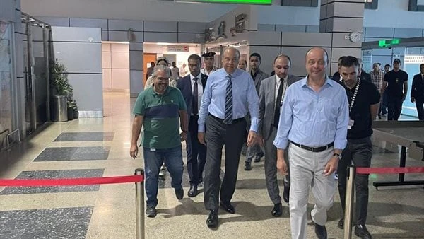 وزير الطيران يتفقد مطار سفنكس ويتابع موقف التشغيل ومستوى خدمات المسافرين.. صورتفقد الدكتور سامح الحفني، وزير الطيران المدني، في جولة مفاجئة، مطار