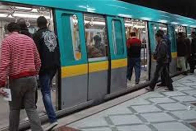 أفاق عربية ترصد الساعات الأولى داخل محطات مترو الأنفاق بعد رفع أسعار التذاكر كعادتها يوميا تستقل آمال موسى، الموظفة، مترو الأنفاق في الساعة 8 صباحا، من محطة عزبة النخل حتى محمد نجي