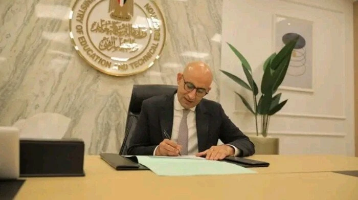 هل يغير نظام الفترتين مواعيد الدراسة في المدارس؟ تفاصيل جديدةنظام الفترتين الجديد.. .. .مع اقتراب العام الدراسي الجديد، تزداد التساؤلات حول مواعيد