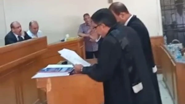 دفاع سفاح التجمع يحاول تبرئته: موكلي عنده عاهة في مخه مولود بيها جعلته مريض نفسي ولازم نعمله أشعة مقطعية خلال جلسة محاكمة المتهم كريم سليم، المعروف إعلاميا ب سفاح التجمع، حاول محام