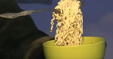 تقرير يحذر من تناول المكرونة الكورية الحارة.. قد يؤدي إلى التسمم الحاد صحة وطب شاهد المقال التالي من صحافة مصر عن تقرير يحذر من تناول المكرونة