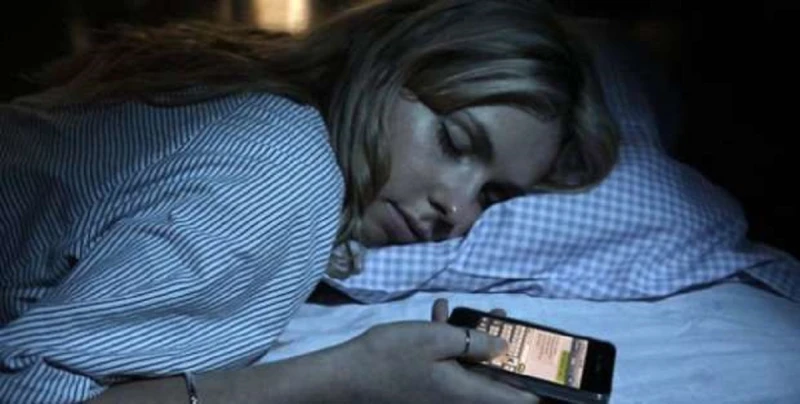 تحذير من وضع الموبايل بجوار السرير أثناء النوم يسبب امراض خطيرةتحذير من وضع الموبايل بجوار السرير أثناء النوم يسبب امراض خطيرة.. يشير عدد من الدراسات
