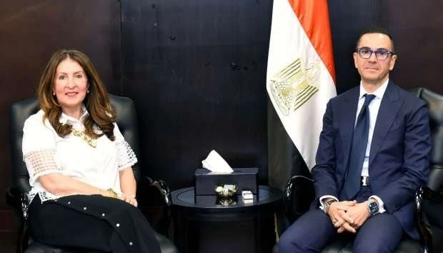 وزير الاستثمار يبحث مع السفيرة الأمريكية بالقاهرة العلاقات الاقتصادية المشتركة وزير الاستثمار مع السفيرة الأمريكية بالقاهرةأكد وزير الاستثمار