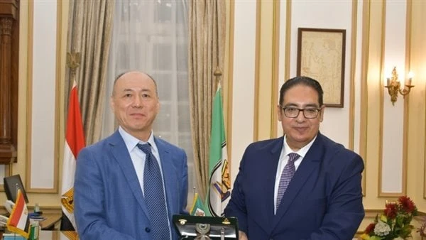 تشكيل فريق عمل من جامعة القاهرة والمؤسسة الصينية للعلوم لتحديد مجالات التعاوناستقبل الدكتور محمد سامي عبد الصادق رئيس جامعة القاهرة، بمكتبه، وفد