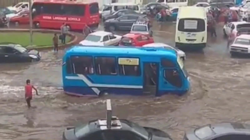 الأرصاد تحذر سكان 4 مدن اليوم امهددة بالسيول والأمطار الرعديةالأرصاد , حذرت الهيئة العامة الجوية من توقعات بحدوث أمطار متوسطة قد تكون رعدية ومصحوبة