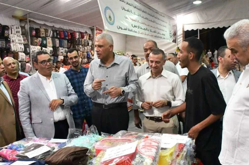 بالتعاون مع الغرفة التجارية.. محافظ أسوان يفتتح معرض أهلا بالمدارس افتتح اللواء دكتور إسماعيل كمال محافظ أسوان معرض أهلا بالمدارس بحديقة الشجرة،