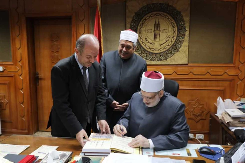 للمعاهد الخارجية ب7 دول.. اعتماد نتيجة الدور الأول لالثانوية الأزهرية (تفاصيل) اعتمد الدكتور محمد الضويني، وكيل الأزهر، اليوم الثلاثاء، نتيجة الدور