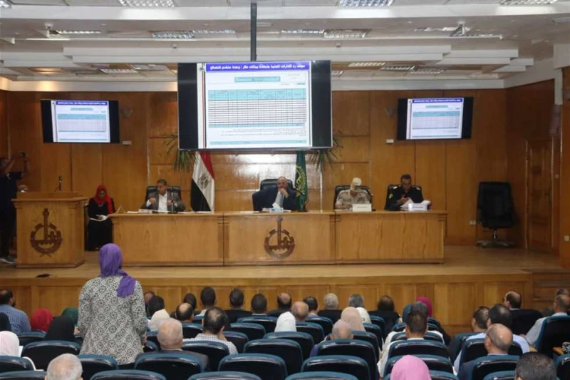 محافظ القليوبية يوافق على مخططات التخطيط العمراني المقترحة من الوحدات المحلية.. ووقف تراخيص الأكشاك عقد المهندس أيمن عطية، محافظ القليوبية، إجتماع