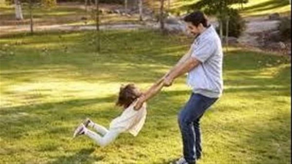 أحذر شد طفلك من ذراعيه خطر بهذه الطريقة.. وتعرف على أعراض الكوع المسحوبأحيانا يقوم الآباء والأمهات بشد أطفالهم من الذراعين، مما يتسبب لهم بألم شديد، ومن أخطر المضاعفات التي قد تحدث