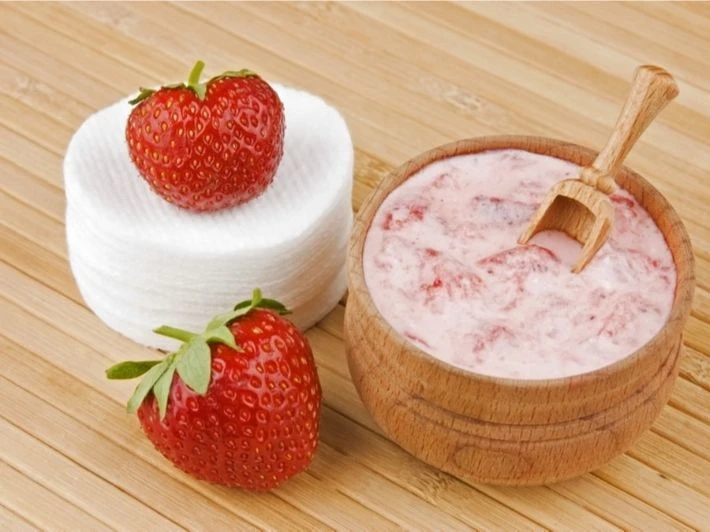 ماسك الفراولة للبشرة الجافة.. الحل الطبيعى لترطيب وإشراق البشرةتحتاج البشرة الجافة إلى عناية خاصة للحفاظ على ترطيبها ونضارتها، ويعتبر ماسك الفراولة من الحلول الطبيعية المثالية لهذا