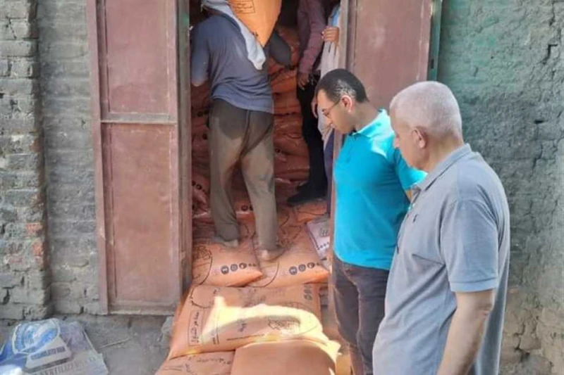 قبل بيعها بالسوق السوداء.. ضبط 180 شيكارة سماد مدعم في أبوقرقاص بالمنيا أعلن اللواء عماد كدوانى محافظ المنيا، عن ضبط سيارة نقل تحمل 180شيكارة سماد