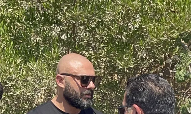 فن: أحمد صلاح حسني يلقي نظرة الوداع على والده أثناء دفنه (صور) اقرأ في أفاق عربية أحمد صلاح حسني يلقي نظرة الوداع على والده أثناء دفنه صور، ألقى