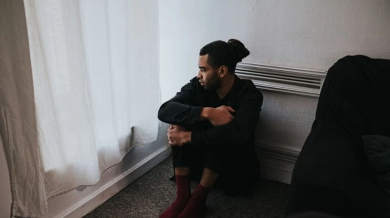 أنا عيان.. شوفوني.. ماذا يقول الطب عن مدعي المرض؟ طفل في الخامسة من عمره، يستيقظ في تمام عافيته، لكنه ما يلبث أن ينادي على والدته: ماما! بطني بتوجعني. قد تنقذه حيلته من الذهاب للمد