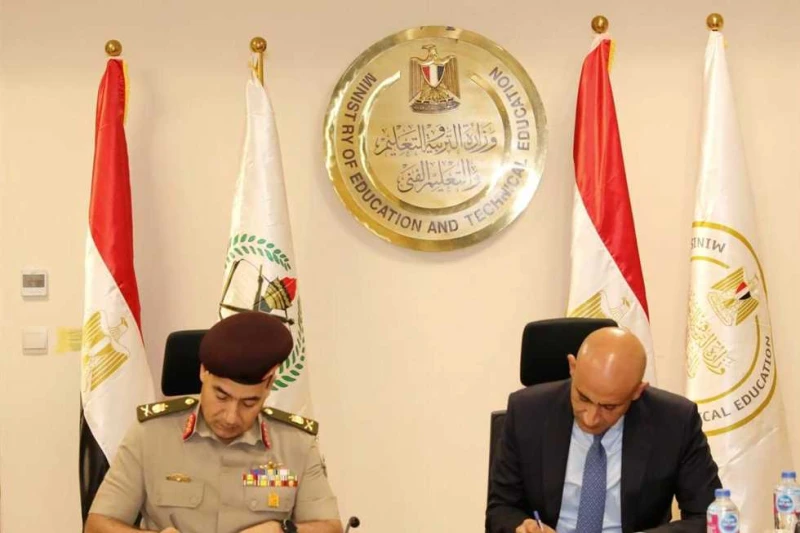 بروتوكول تعاون بين التعليم والدفاع الشعبي لتطبيق التأسيس العسكري في 100 مدرسة تعليم فني أعلنت وزارة التربية والتعليم والتعليم الفني اليوم السبت، أنه