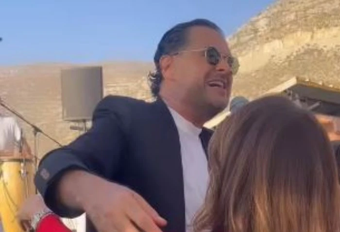 بيصلح غلطته، راغب علامة يشعل مواقع التواصل بوصلة رقص مع زوجته (فيديو) أثار الفنان راغب علامة، جدلا كبيرا عبر مواقع التواصل الاجتماعي خلال الساعات الأخيرة، بسبب الفيديو الأخير الذي 