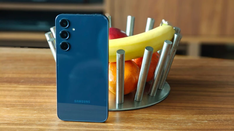 بضمان تحديثات لفترة طويلة.. هاتف سامسونج جلاكسي اي 35 5 بمعالج قوي وكاميرات رائدة عيش اللحظةأصدرت شركة سامسونج هاتفها الجديد ليضاف إلى سلسلة هواتف